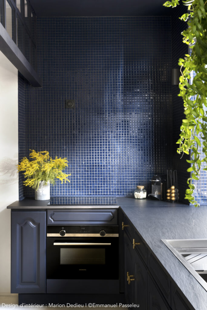 Carreaux bleus foncés. carrelage de réemploi 2026