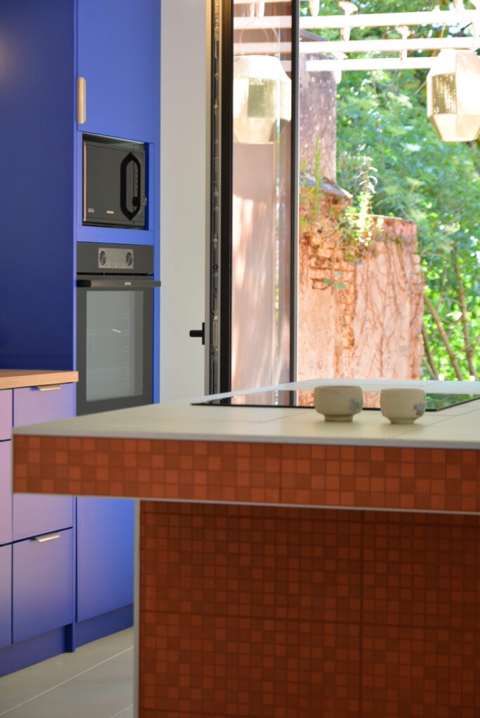 Cuisine américaine avec carrelage de réemploi